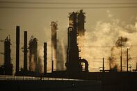 Oil’s Rise Above $40 Comes as Demand Recovers, Shale Reawakens