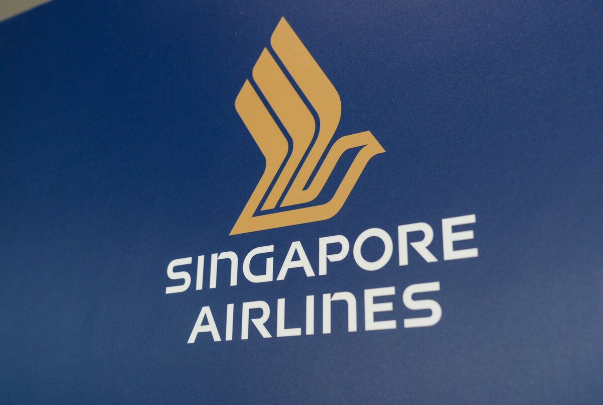 featured image thumbnail for post Singapore Air Warns of Competitive Landscape as Profit Slumps