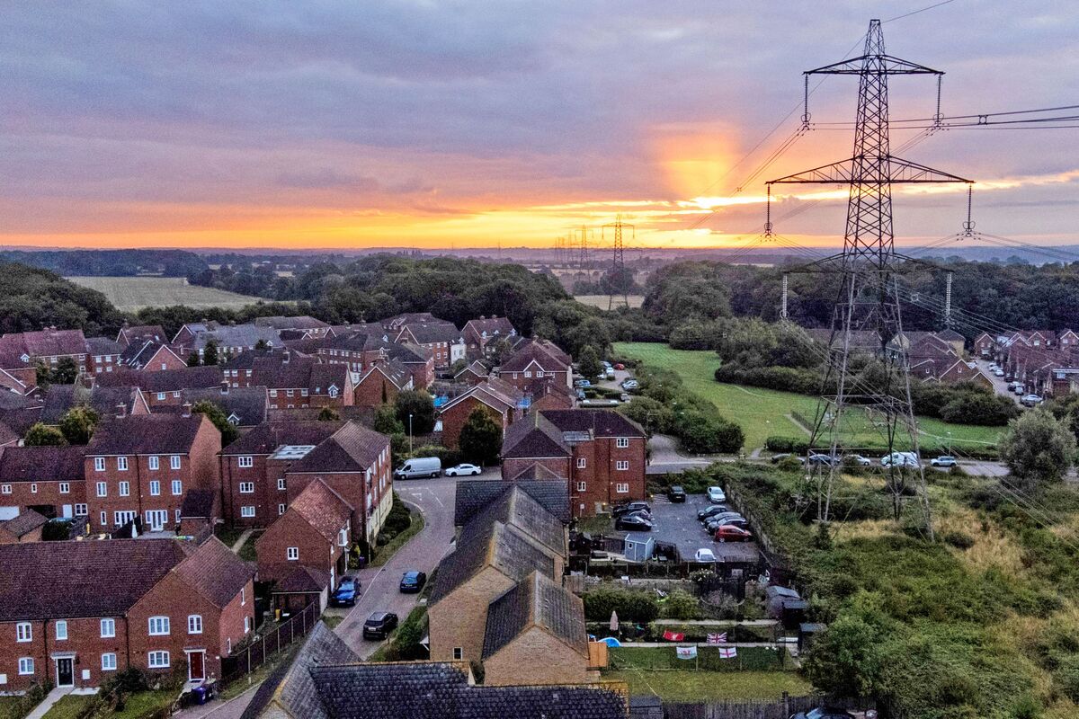 UK Offers Energy Bill Discounts to Homes Near Electricity Pylons ...