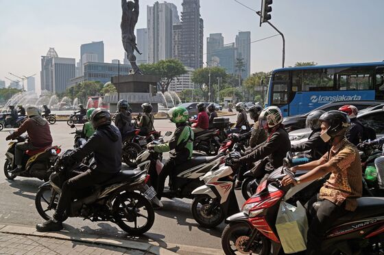 Grab and Gojek Square Off in an International Food Fight