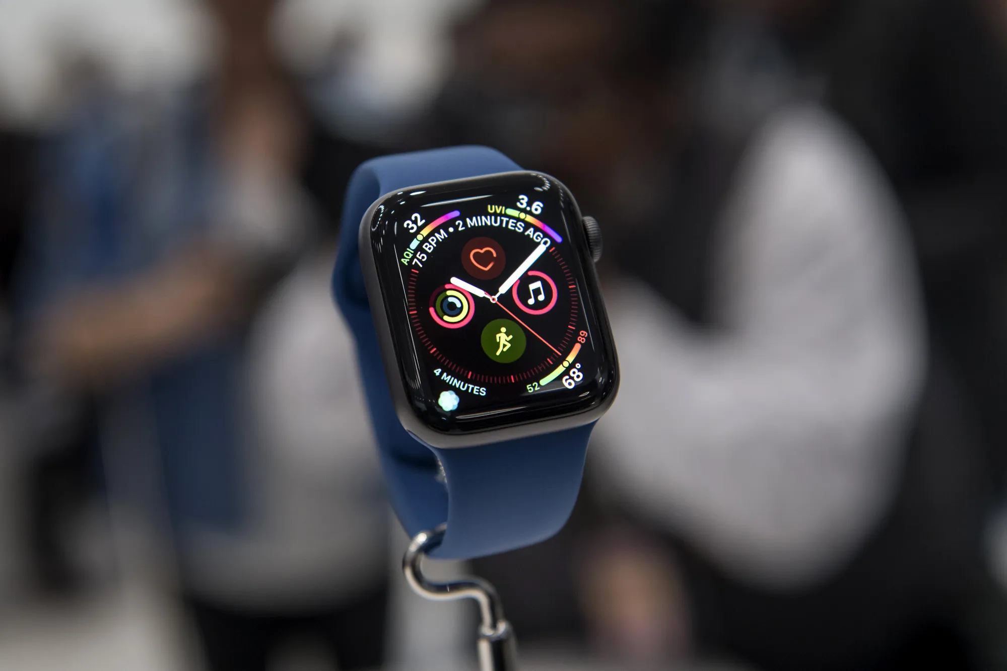 Vodafone Uses Latest Apple Watch to Catch Up to Rival EE in U.K. Bloomberg