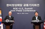 Joe Biden and Yoon Suk-yeol&nbsp;following their meeting at the People's House in Seoul, on May 21.&nbsp;