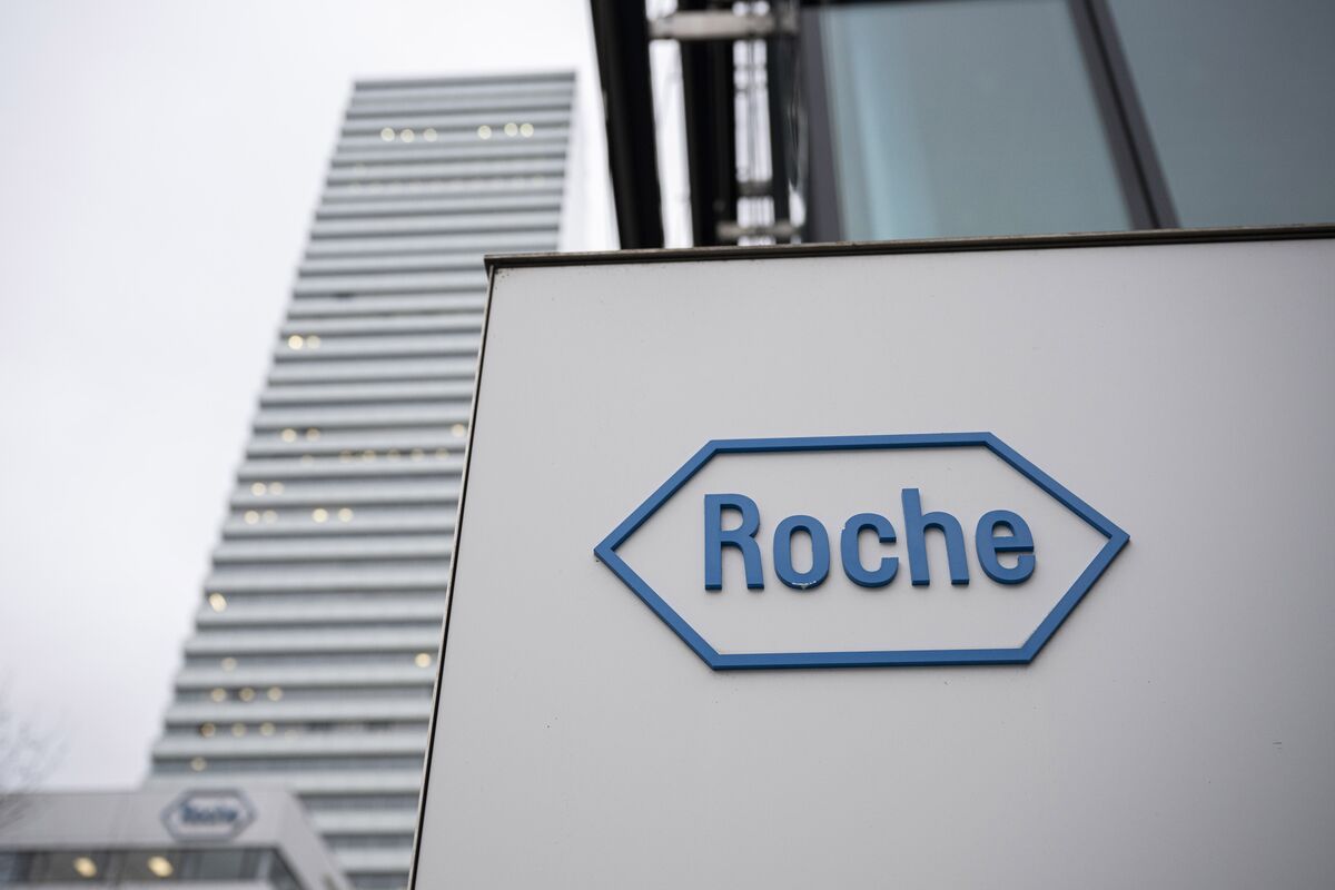 Roche First-Quarter Sales Drop, Hurt by Copycats and Currencies