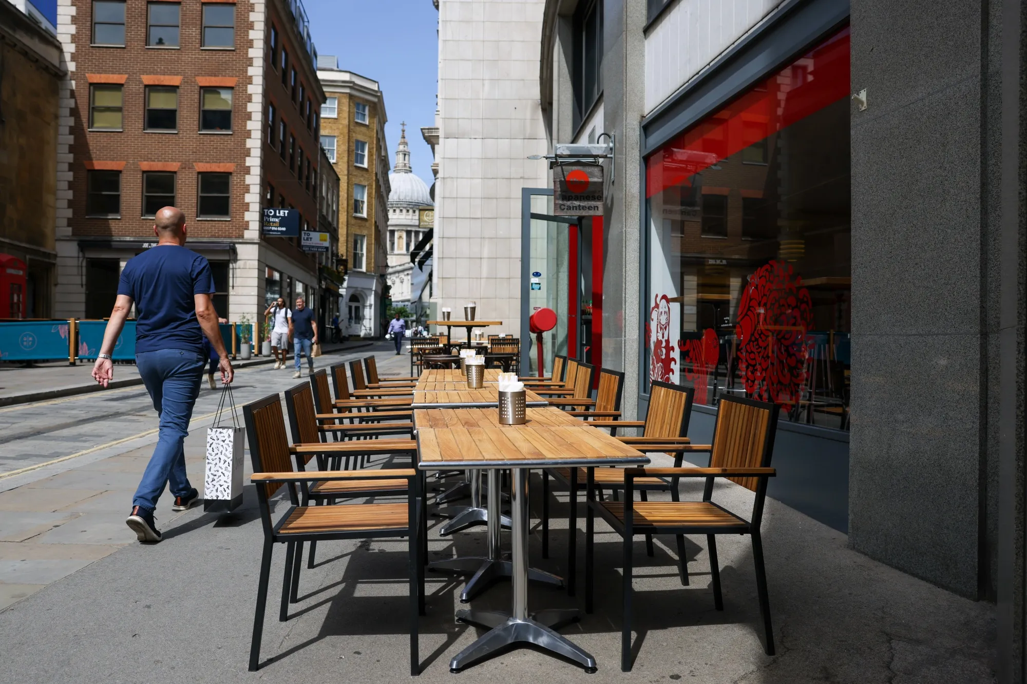 Empty terrace tables&nbsp;outside a restaurant in the City of London, UK.