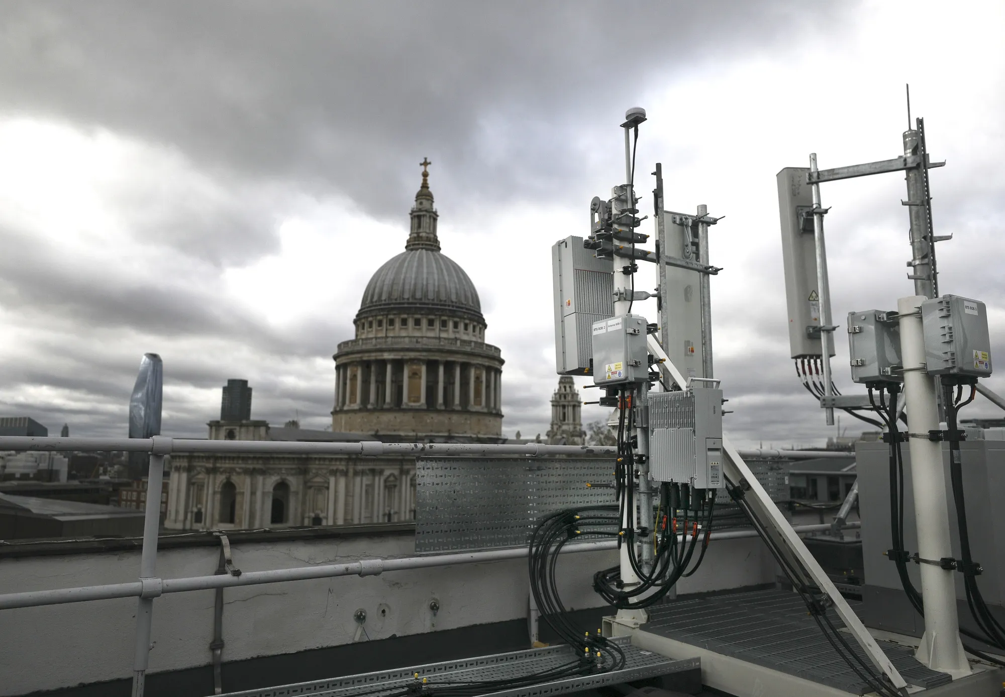 A Huawei Technologies Co.&nbsp;5G equipment&nbsp;masts installed on a rooftop overlooking St. Paul's Cathedral in London.