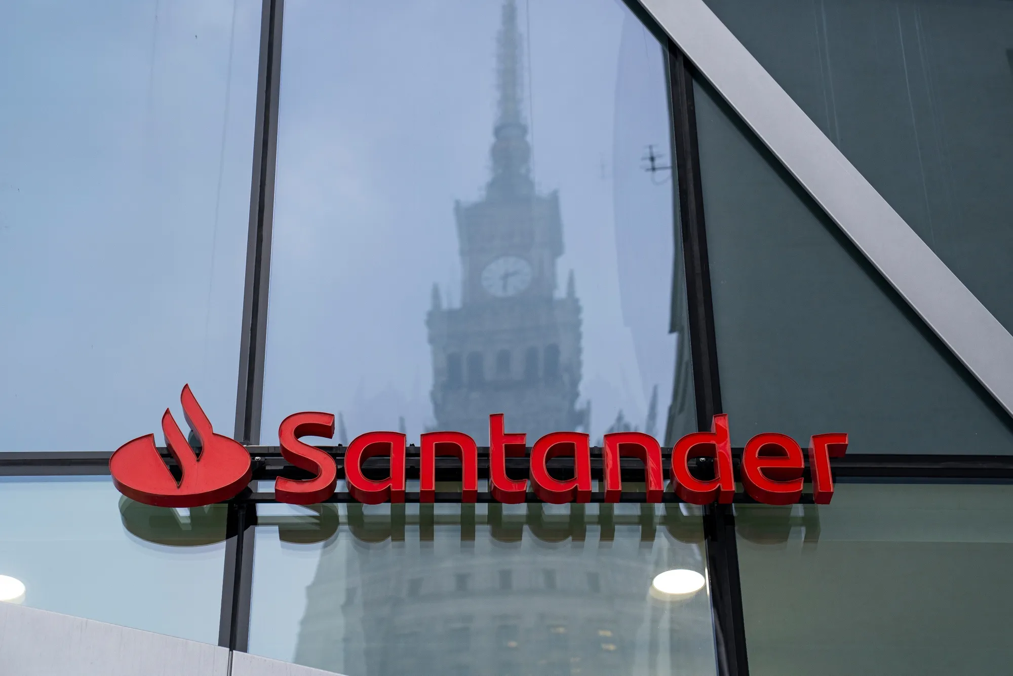 Uma agência do Santander em Varsóvia, Polônia.&nbsp;
