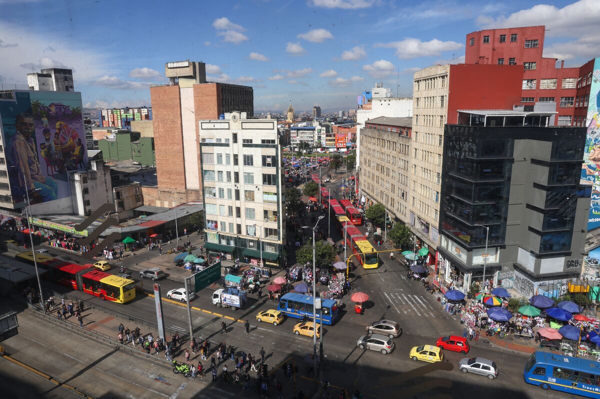 Colombia Holds Key Rate at 9.25% After Two Ratings Downgrades Colombia Holds Key Rate at 9.25% After Two Ratings Downgrades