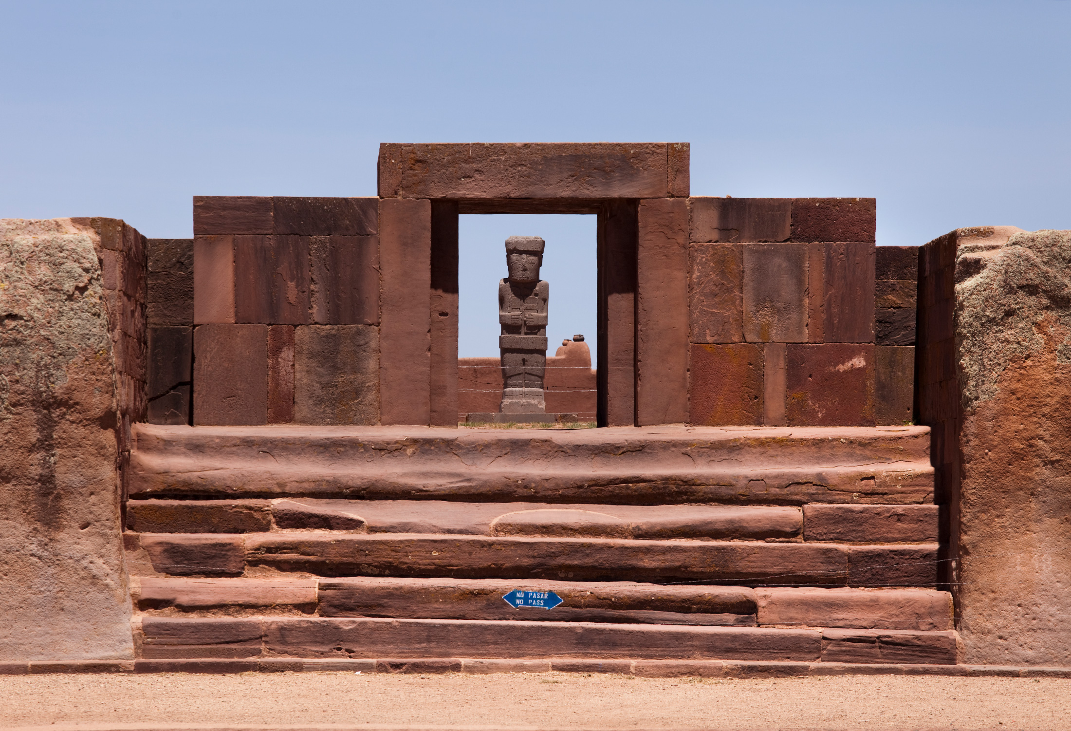The megalithic entrance to the Kalasasaya mound at Tiwanaku .