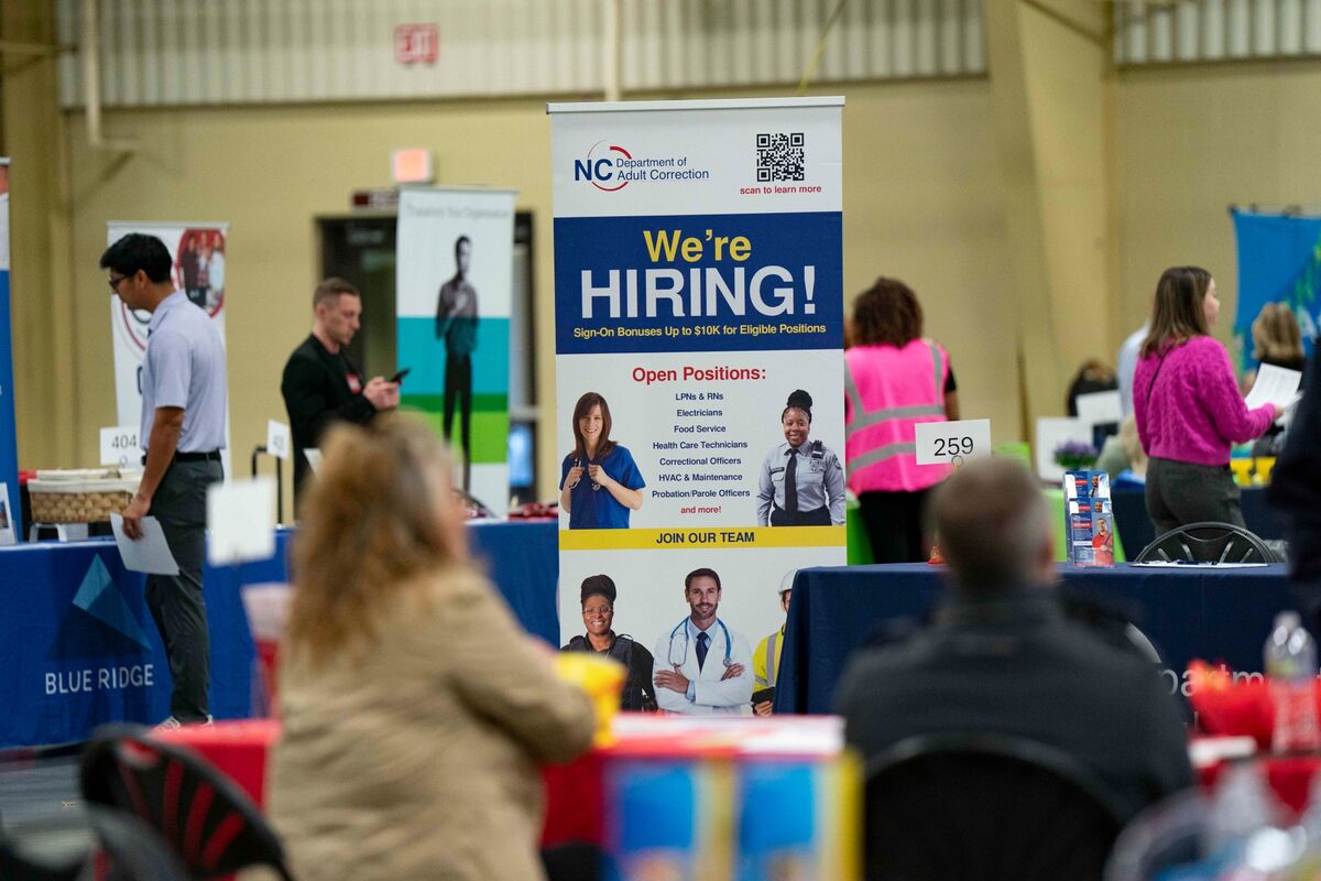 U.S. Job Growth Exceeds Forecasts Despite Tariffs