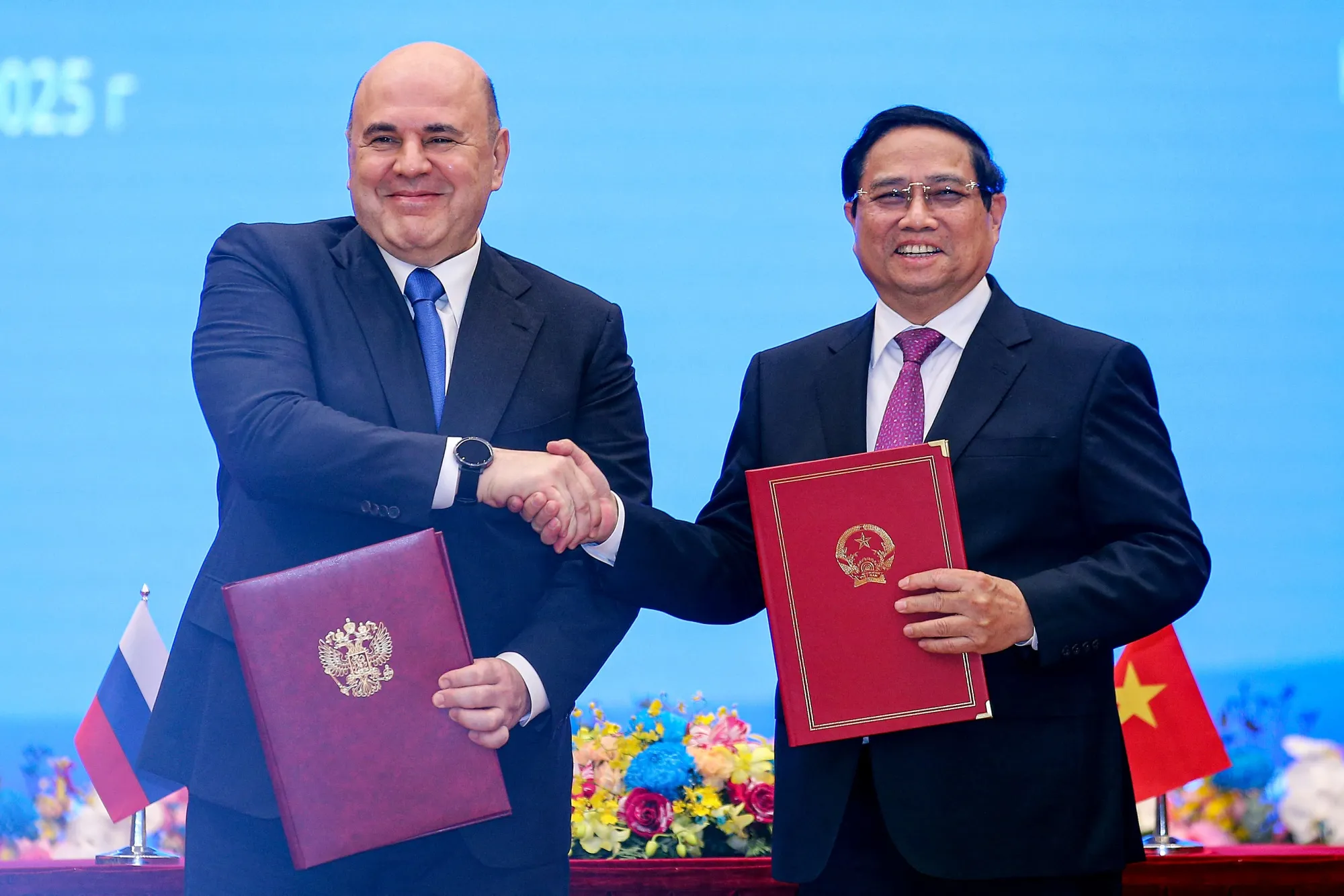 Pham Minh Chinh, right, and Mikhail Mishustin in Hanoi on Jan. 14.