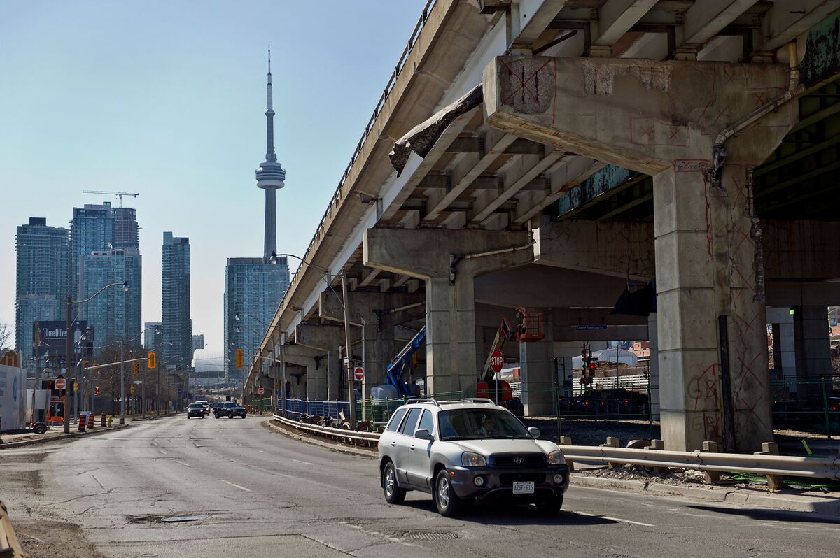 Moving to Toronto Suburbs Rarely Saves Cash, Housing Agency Says