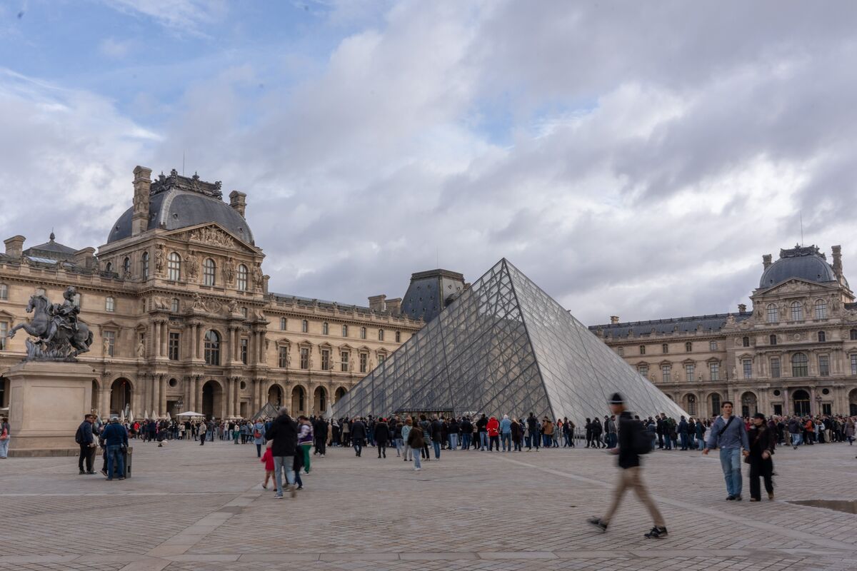 
                            After Jewel Heist, Paris’ Louvre Falls Victim to Water Leak