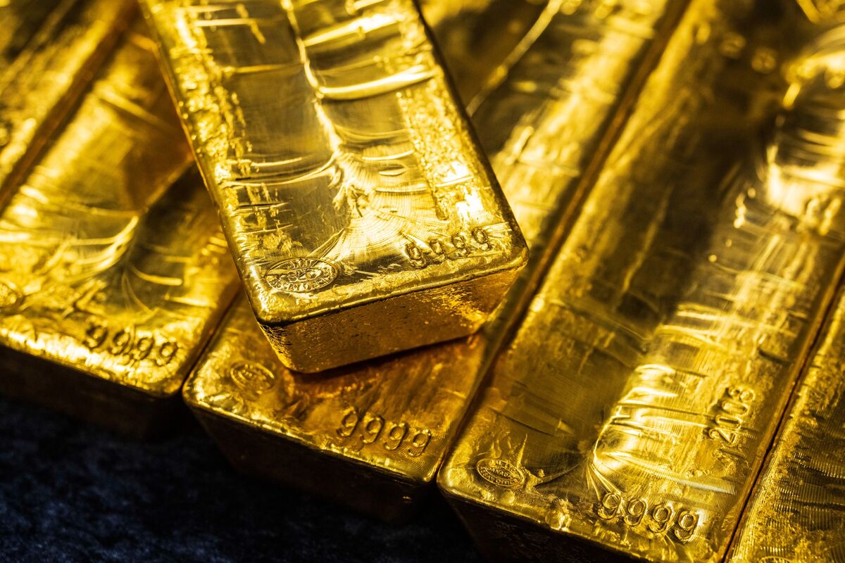Gold Stocks Trounce AI-Driven Chip Rally With 135% Gain in 2025