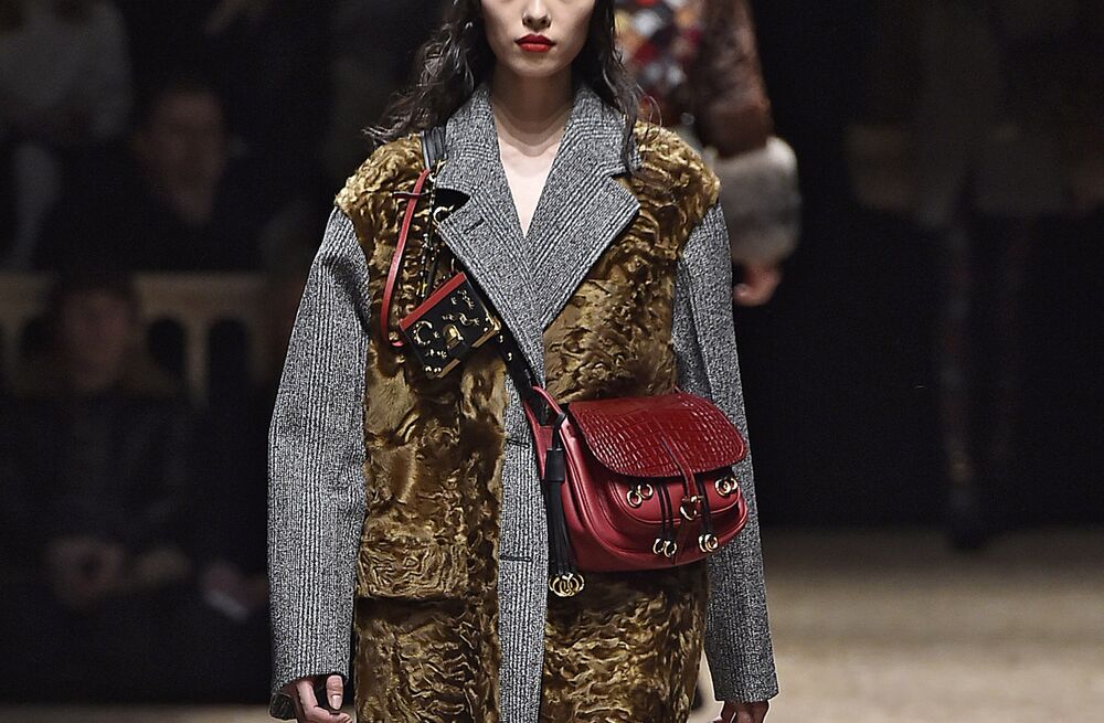 defekt mærke bad Prada Bans Fur in Runway Shows, Joins Gucci, Burberry - Bloomberg