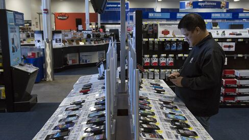 Consumer Spending in U.S. Rose in December as Incomes Surged