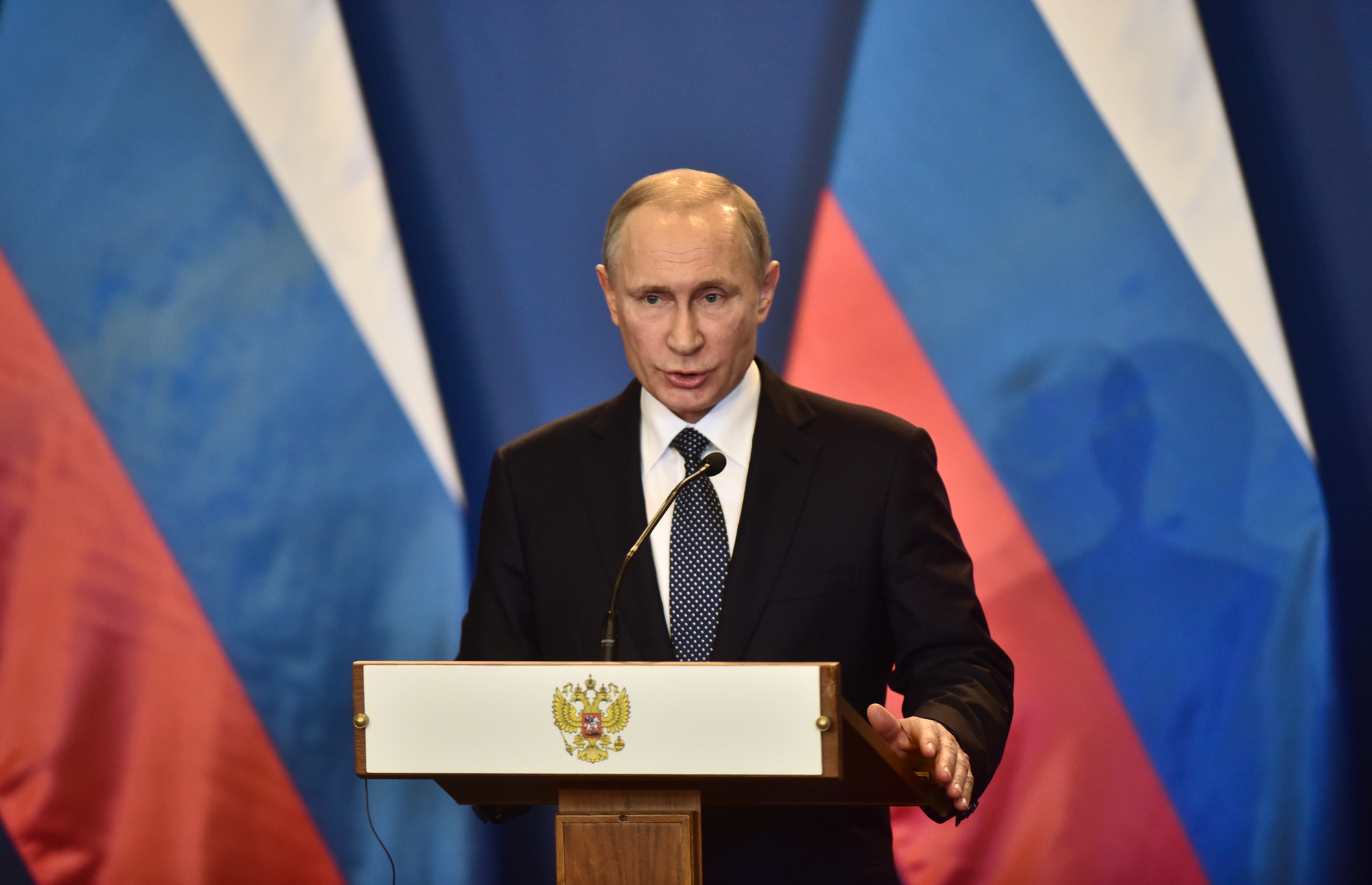 ドルとの「決別」訴えるプーチン大統領、ロシア中銀の行動と矛盾