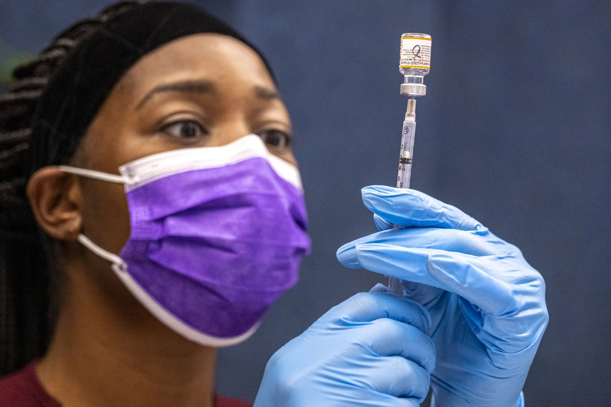 A nurse prepares a dose of the Pfizer-BioNTech Covid-19 vaccine.&nbsp;