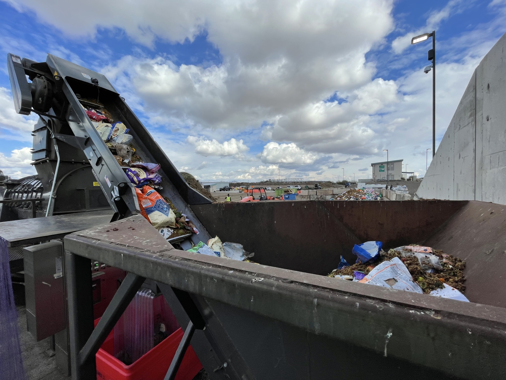 After the Super Bowl, State Farm stadium will have tons of leftovers.  Here's how that food will get to people in need fast