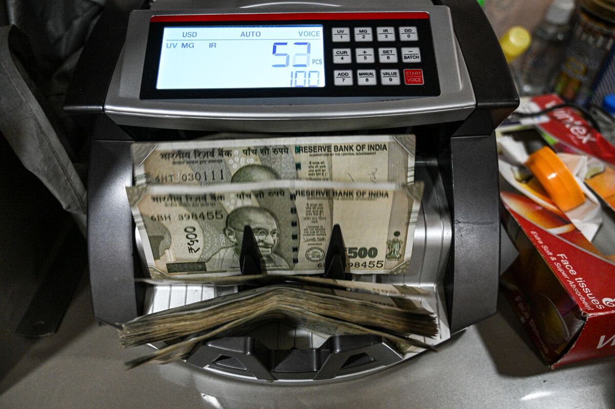 Weak Rupee Likely to Have Mixed Impact on Economy, Minister Says