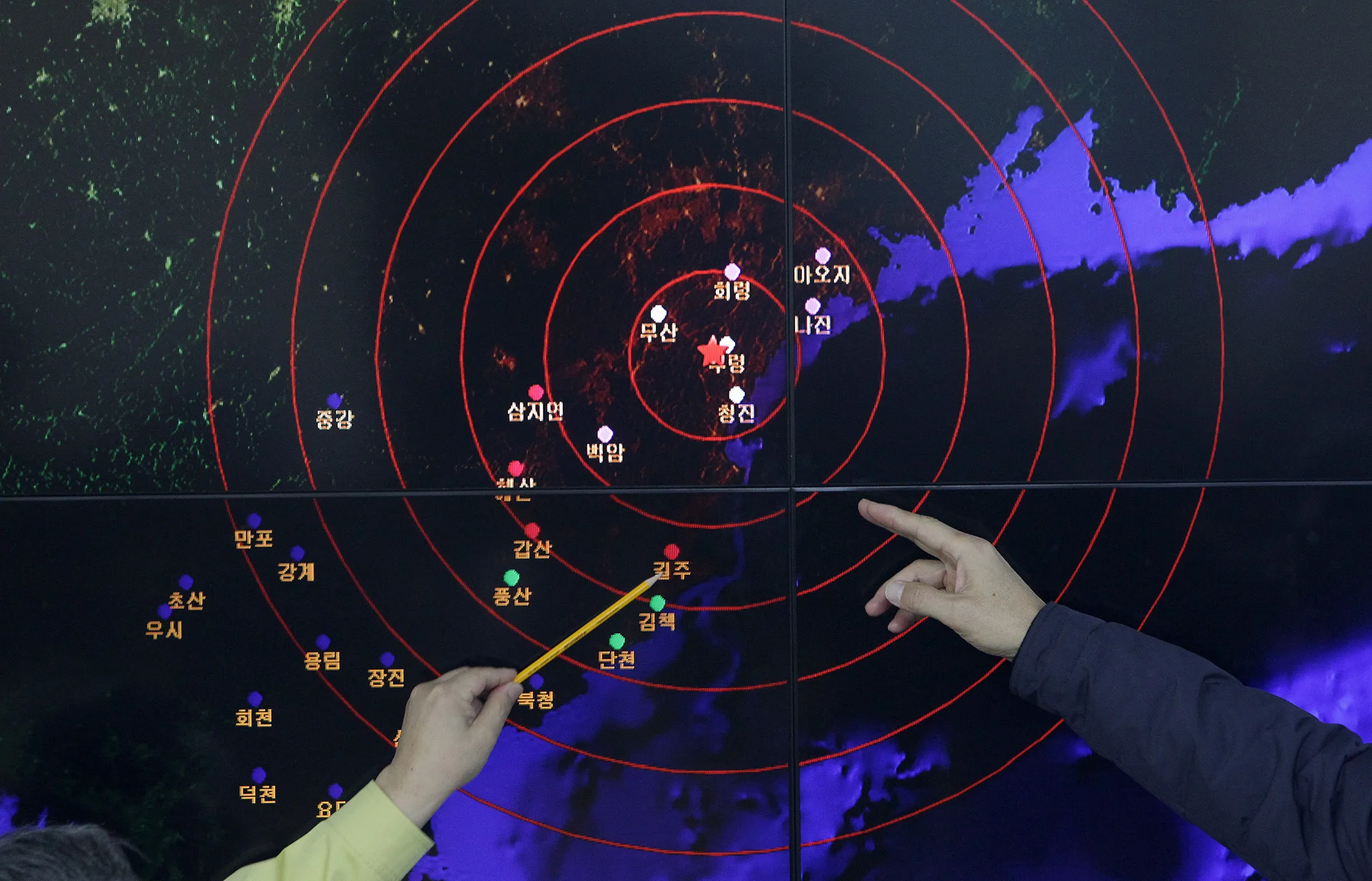 Korea Meteorological Administration members dicuss seismic waves coming from North Korea. Photographer: Chung Sung-Jun/Getty Images
