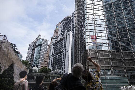 ‘French Spider-Man’ Climbs Li Ka-Shing’s Hong Kong Skyscraper, Hangs Peace Flag