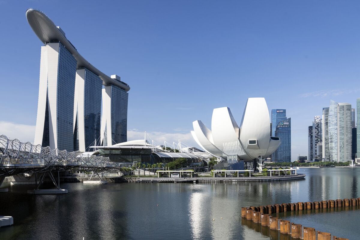 Singapore Casino’s Winning Streak Puts Pressure on Losing Rival