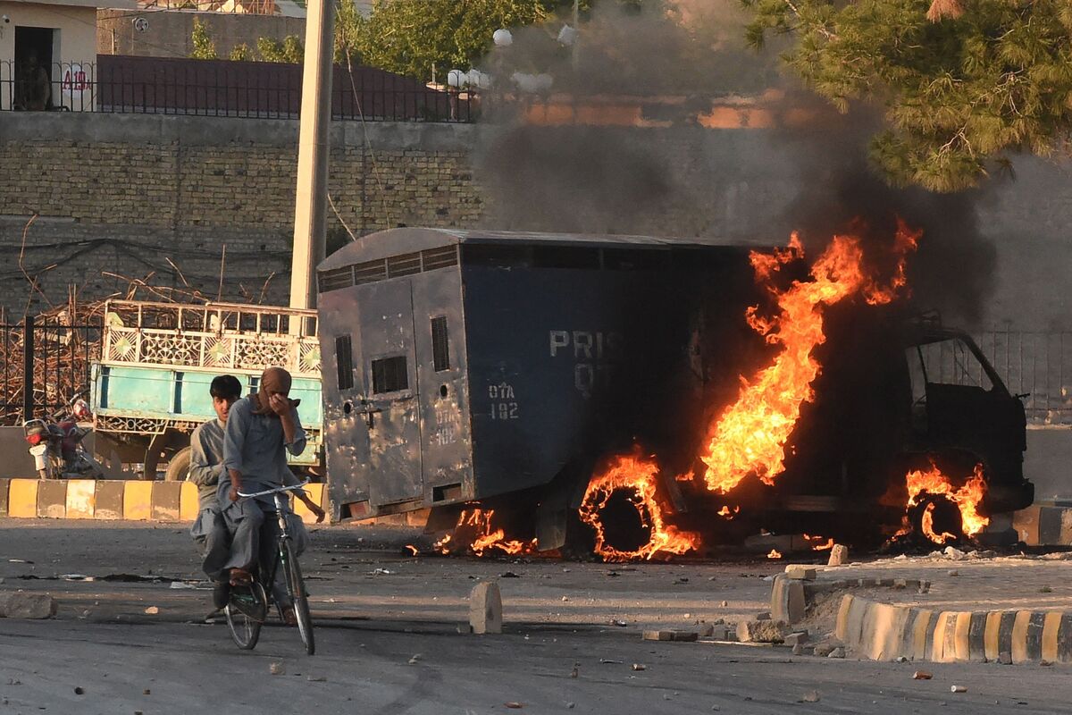 Former Pakistani Prime Minister Imran Khan Arrested, Sparking Nationwide Protests and Violence