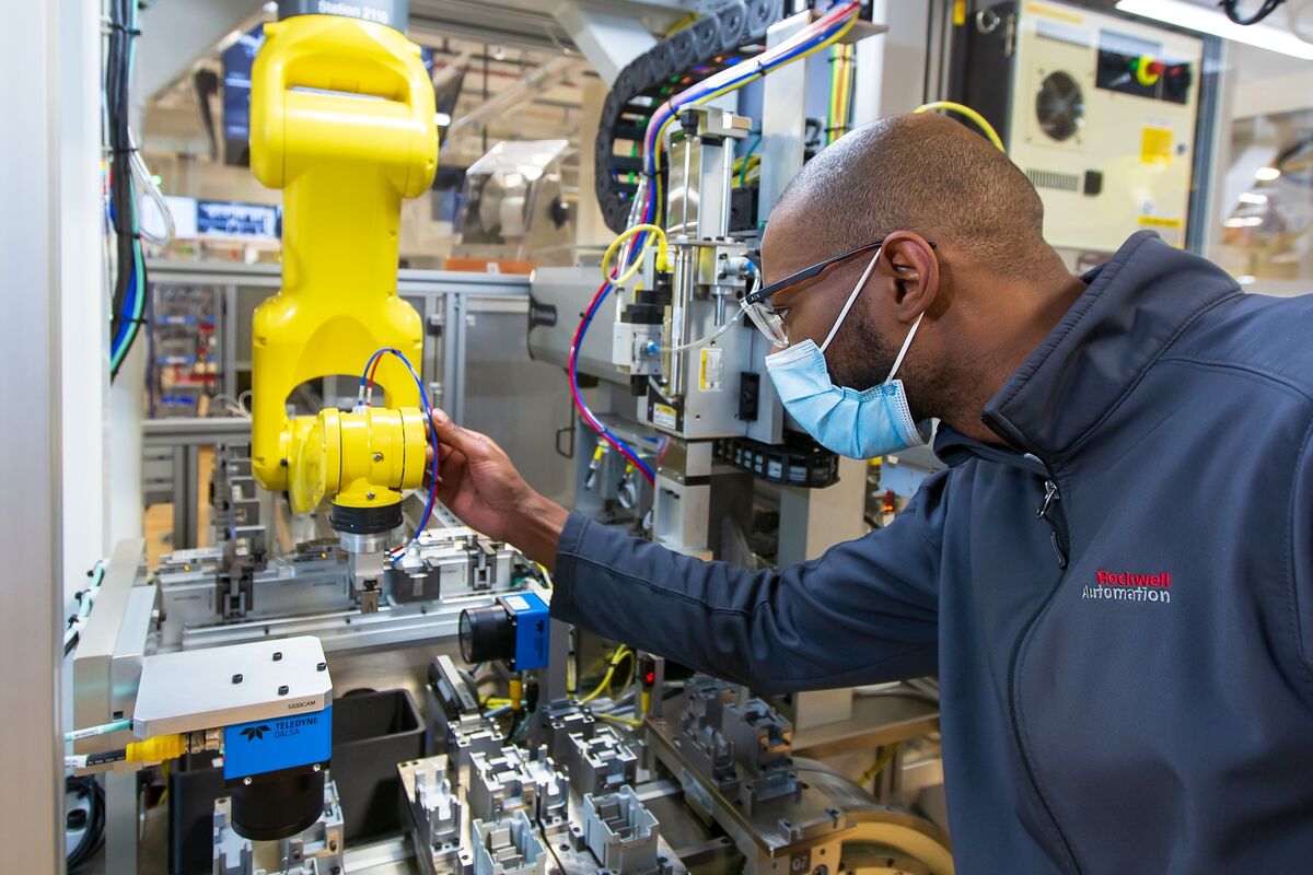 Pandemic Shows Which Manufacturers Put Workers First - Bloomberg