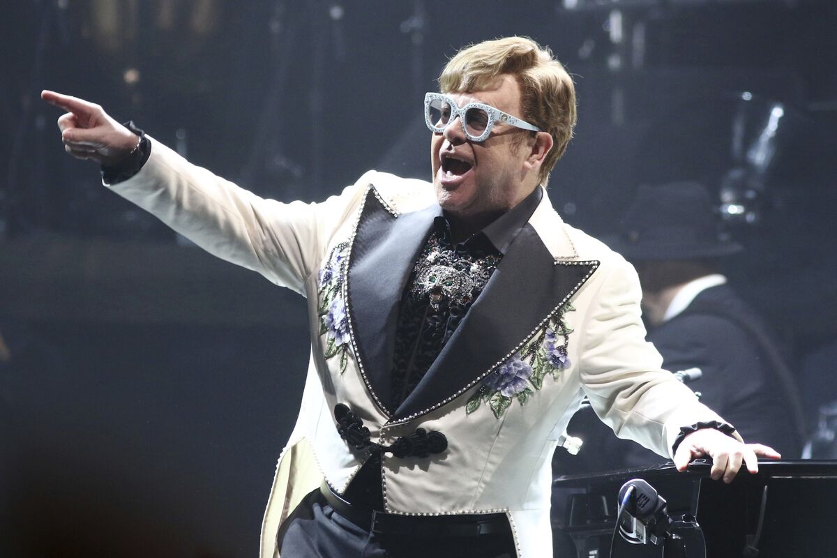 Песни элтона джона фото Elton John Credits Ryan White's Family With Saving His Life - Bloomberg