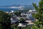 The Kashiwazaki-Kariwa nuclear power station, back, in Niigata Prefecture. Photographer: YUICHI YAMAZAKI/AFP