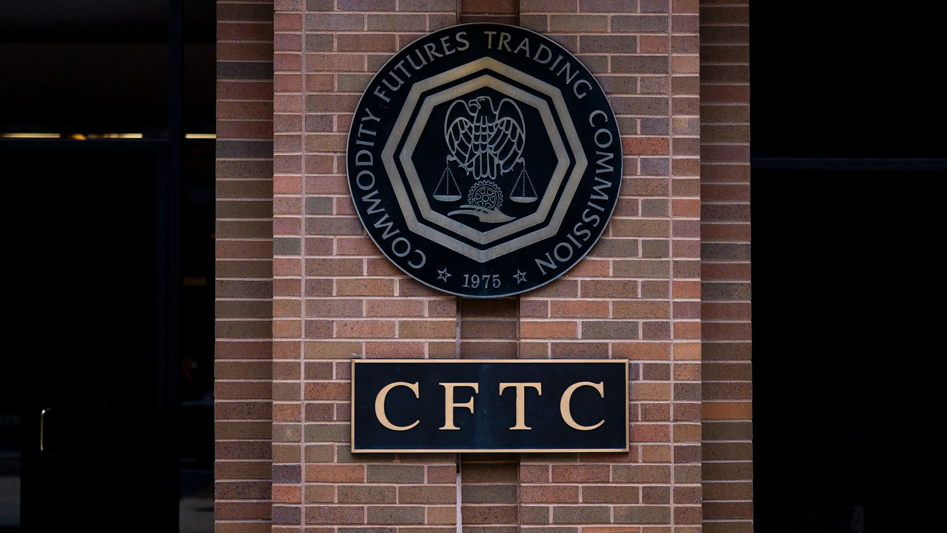 bloomberg.com - Watch Federal Agency Probes Suspicious Oil Trades Made Before Trump Pivots