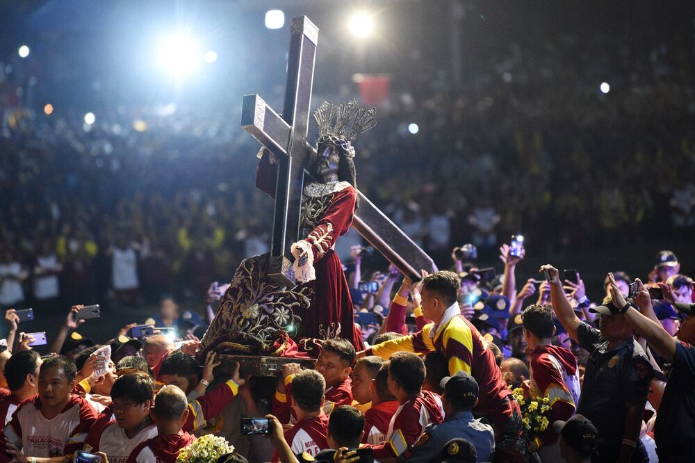catholic devotees carry the statue of the black nazarene in manila on jan 9 - filipinos to follow on twitter and instagram