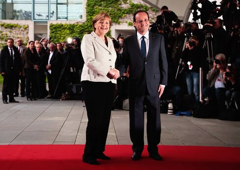 Merkel to Mask Difference With Hollande Amid 50-Year Elysee Pomp