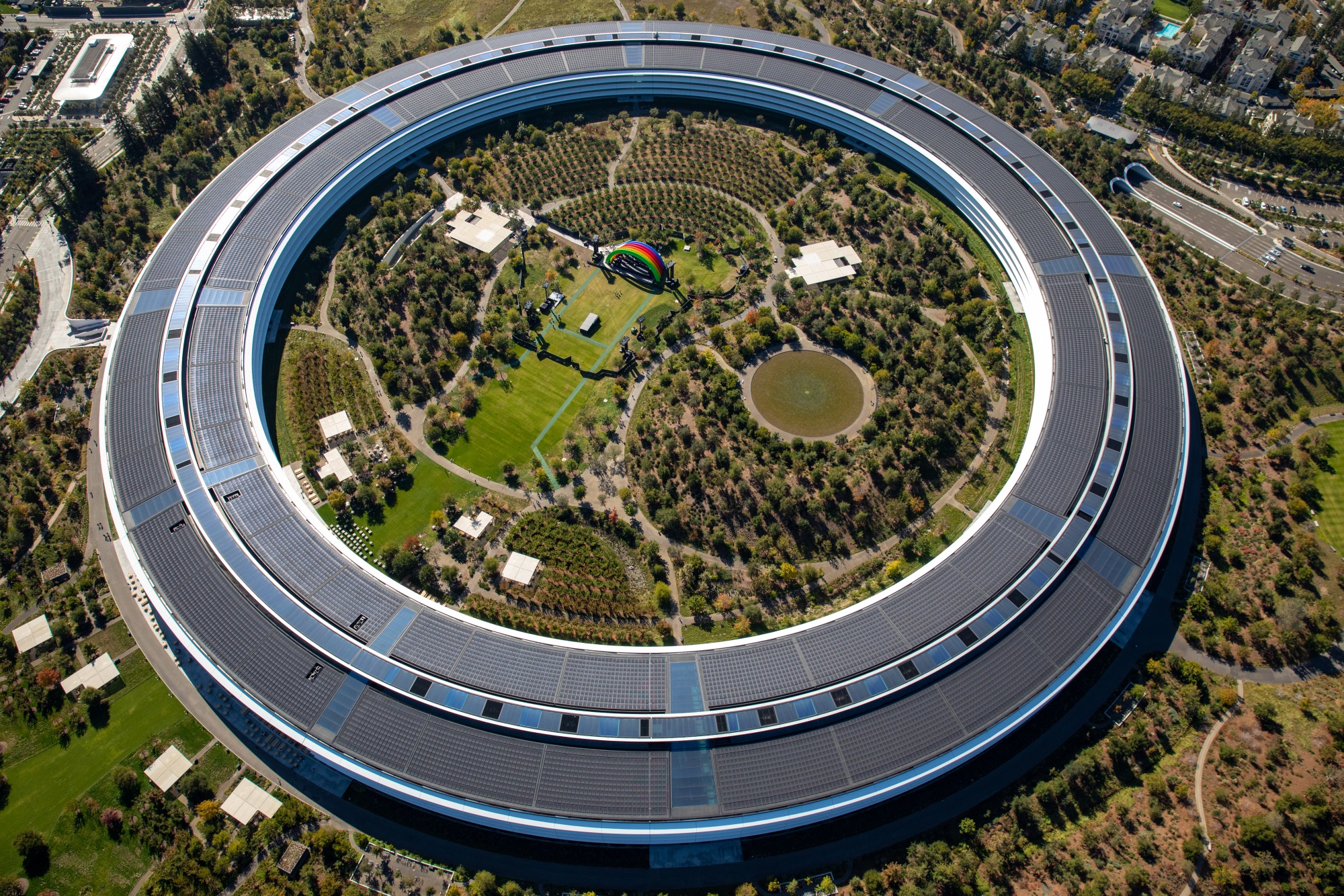 Вид эпл. Эпл парк Калифорния. Купертино Калифорния Apple. Apple Park в Купертино, штат Калифорния, апрель 2018 года. Штаб-квартира Apple (кремниевая Долина, США).