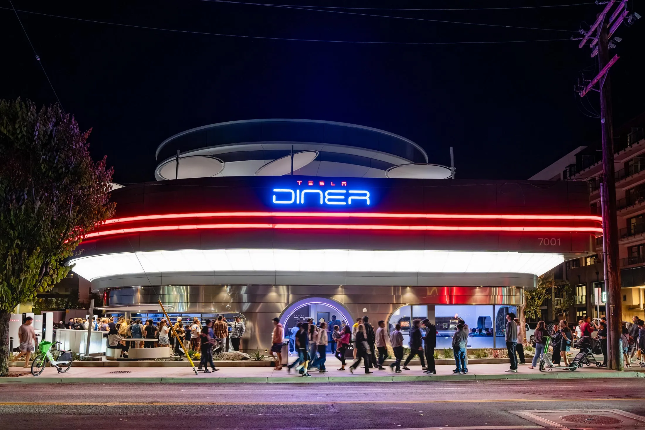 Tesla Diner Review: Great Burger and Chili Fries, But Flawed Logistics -  Bloomberg
