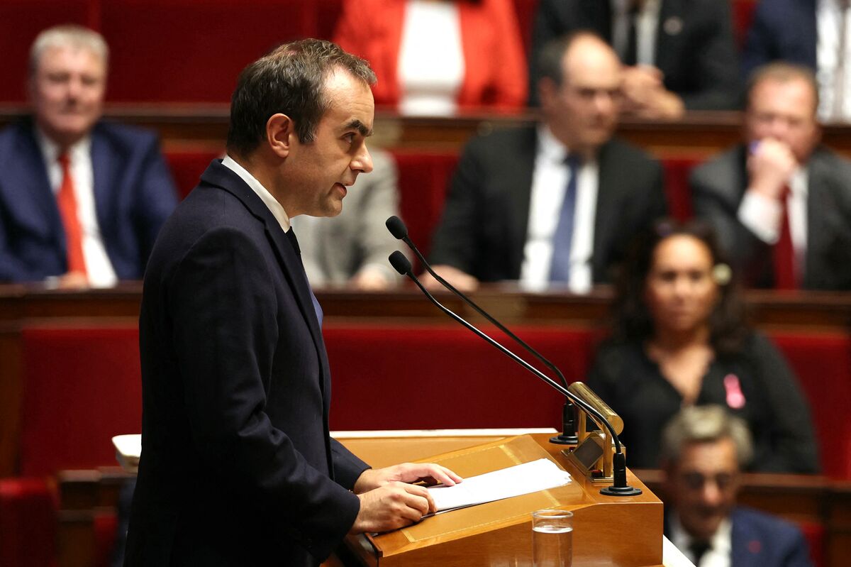 French Premier Lecornu to Propose Suspending Pension Reform Law