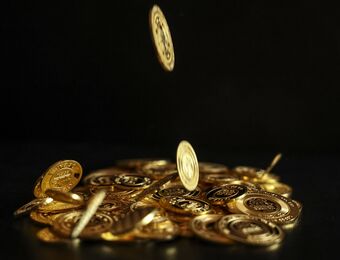 relates to Gold Heads for First Weekly Loss in Six as Traders Book Profits