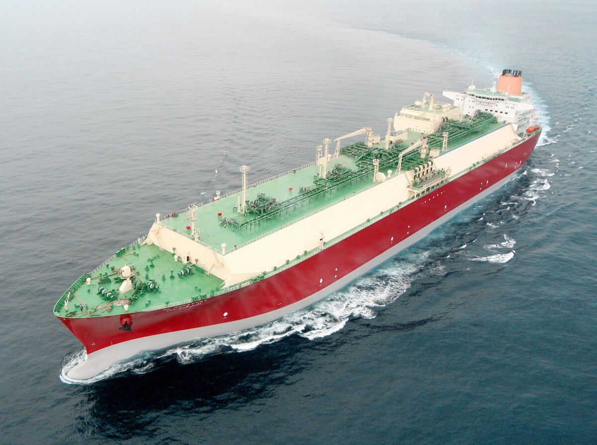 Iranian Missile Strikes Qatari LNG Vessel in Strait, Challenging US Negotiations Iranian Missile Strikes Qatari LNG Vessel in Strait, Challenging US Negotiations
