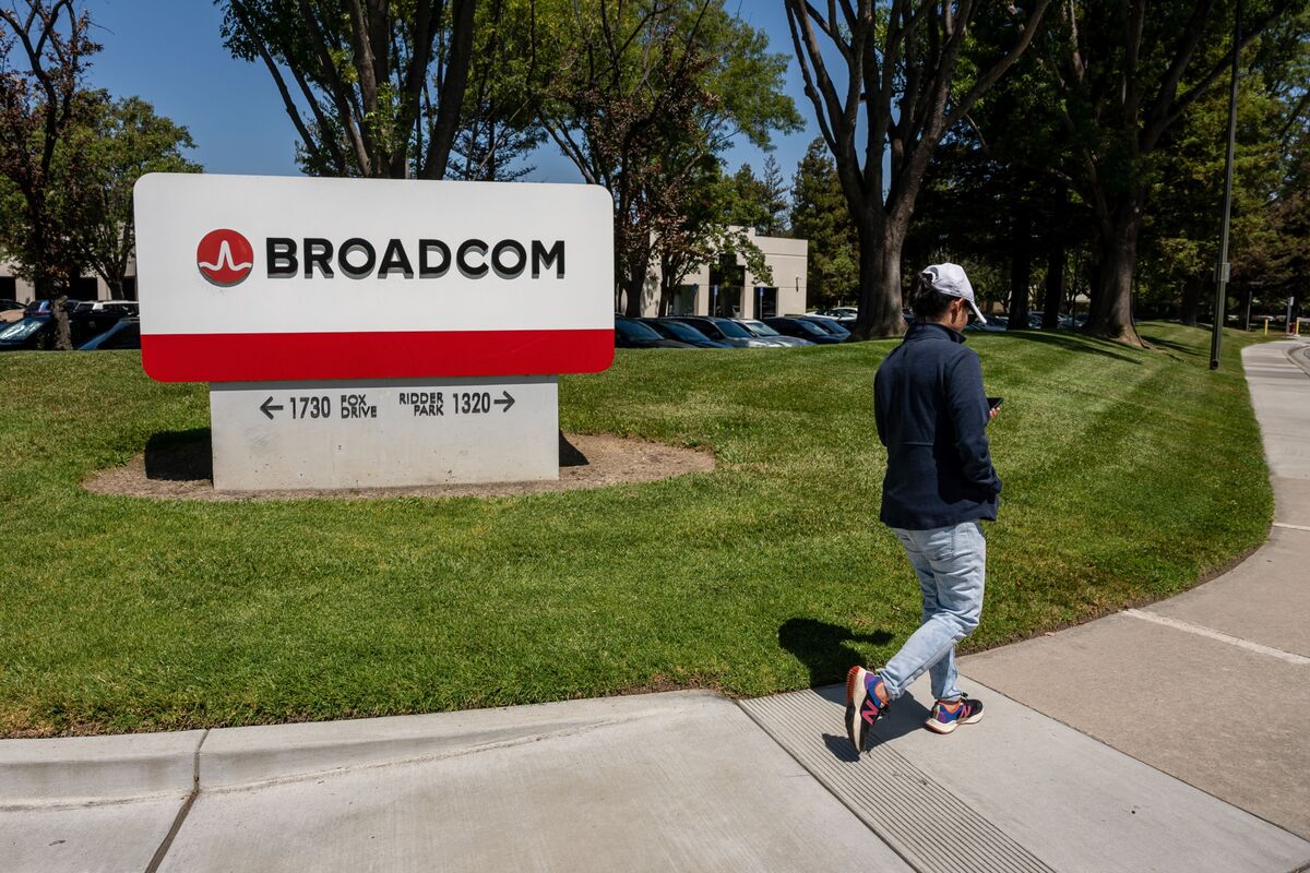 Broadcom Forecast Misses Estimates, Disappointing Investors