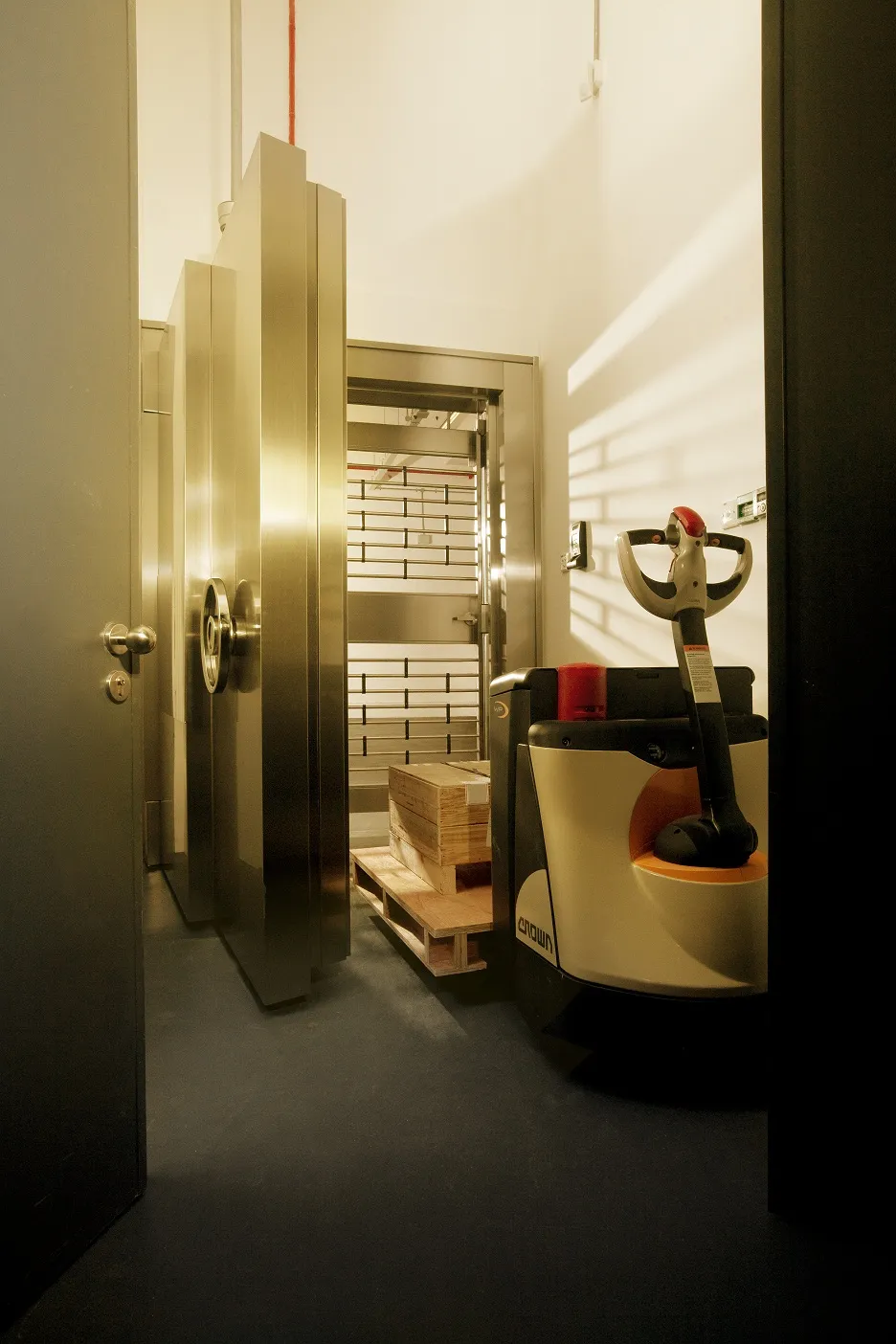 Silver Vault for 200 Tons Starts in Singapore as Wealthy Buy - Bloomberg