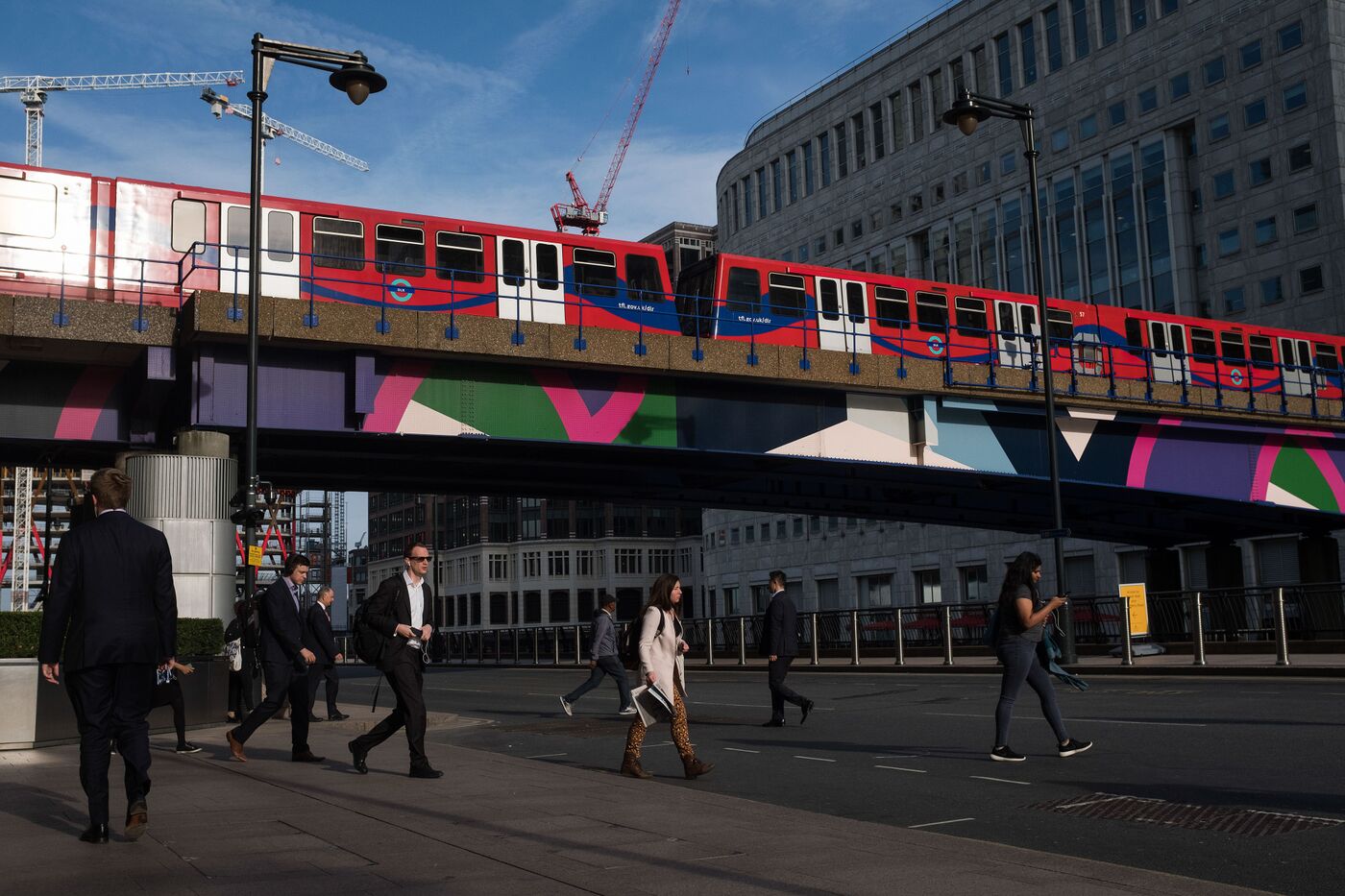 U.K. Workers Get Real Pay Increase As Labor Market Tightens - Bloomberg