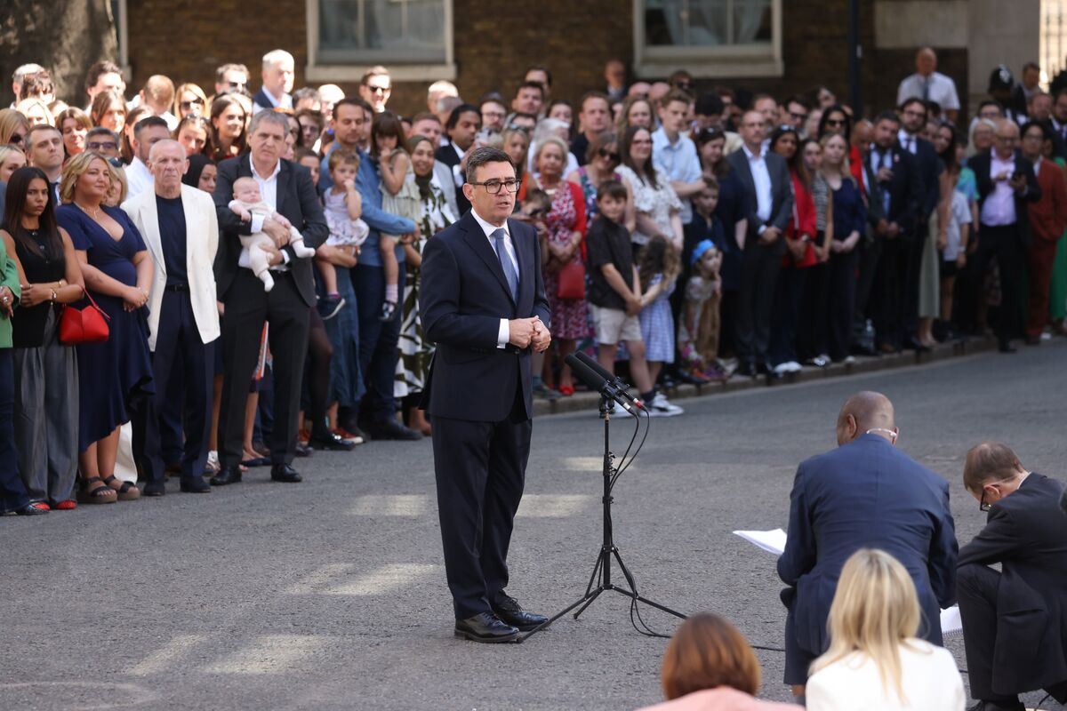 No lecturn, no notes - Burnham wants to do things differently. Yet his Big Tent does not include the Starmer Army.