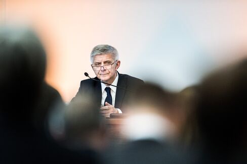 Central Bank Governors Attend Banking Conference