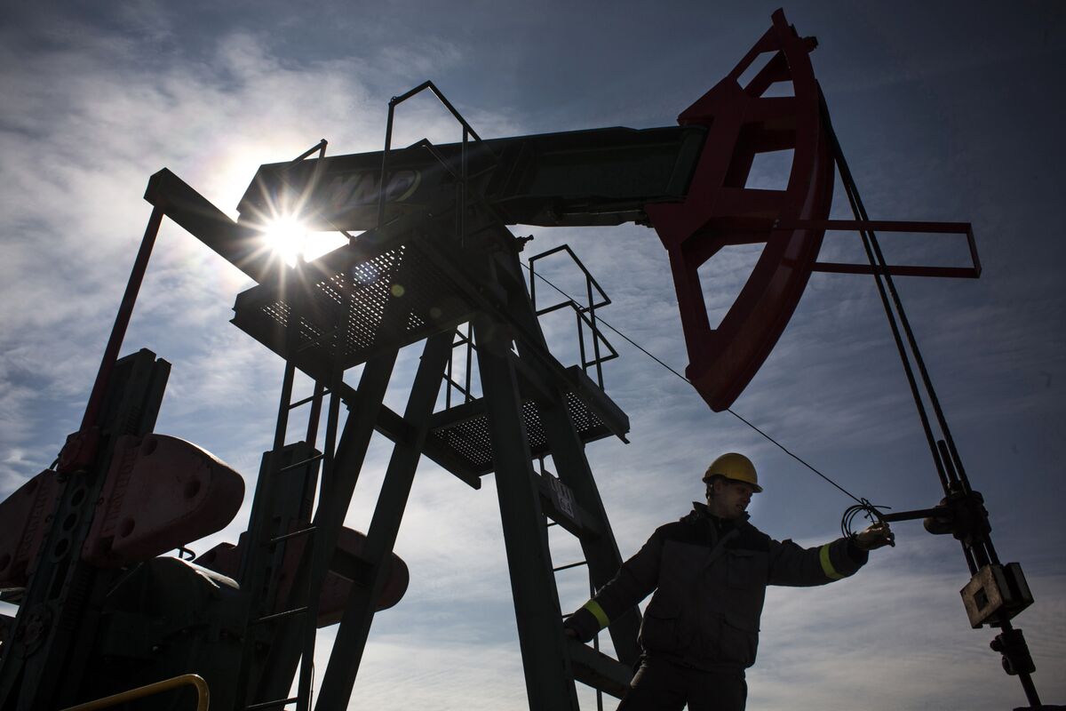 Oil Edges Higher With US Inventories, Supply Outlook in Focus