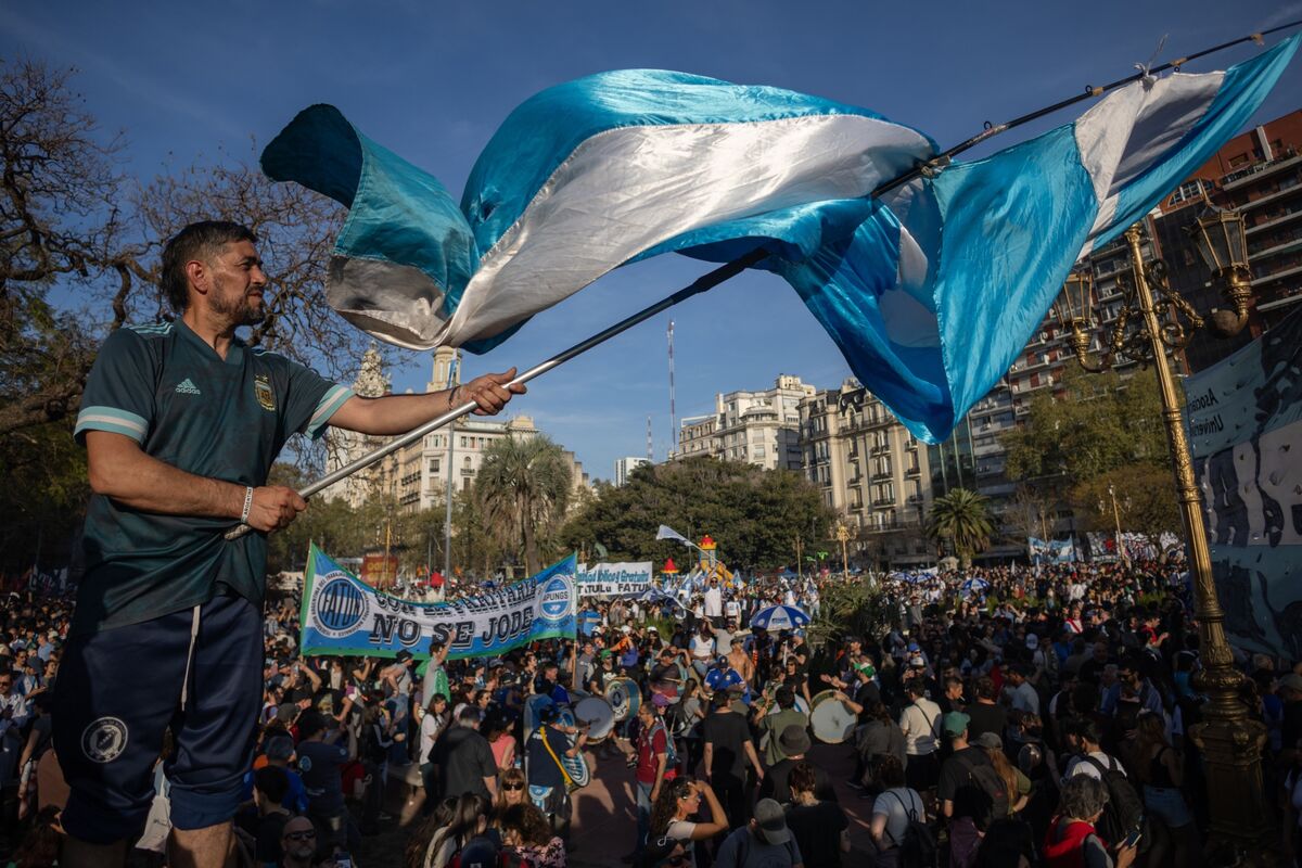 Chainsaw Politics Are Not Cutting It in Argentina