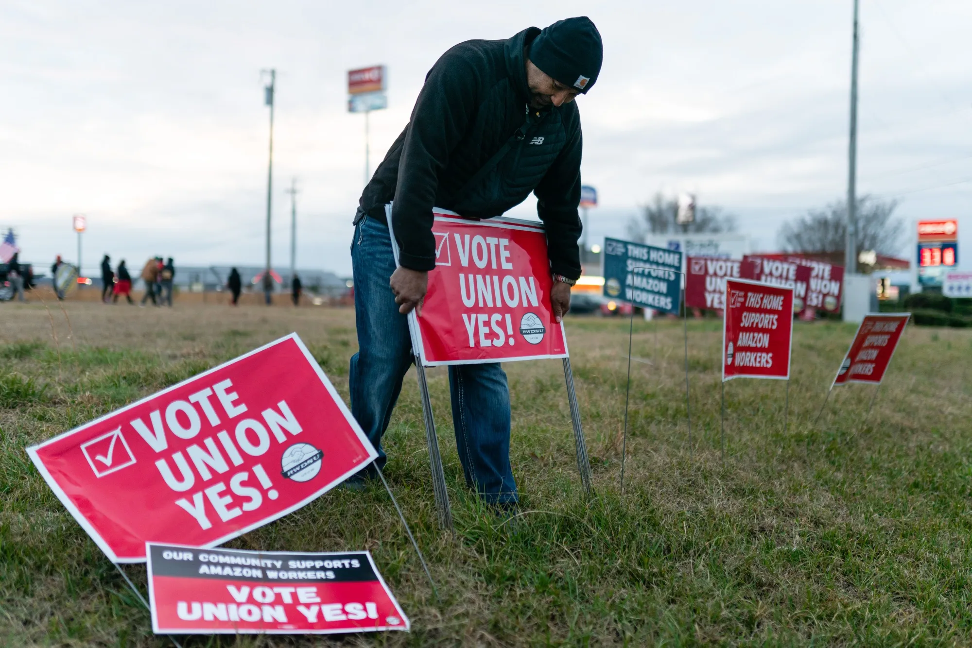 Under federal law, US companies faced with an organizing drive can refuse to recognize a union unless the group first prevails in a secret ballot election conducted by the US National Labor Relations Board.&nbsp;