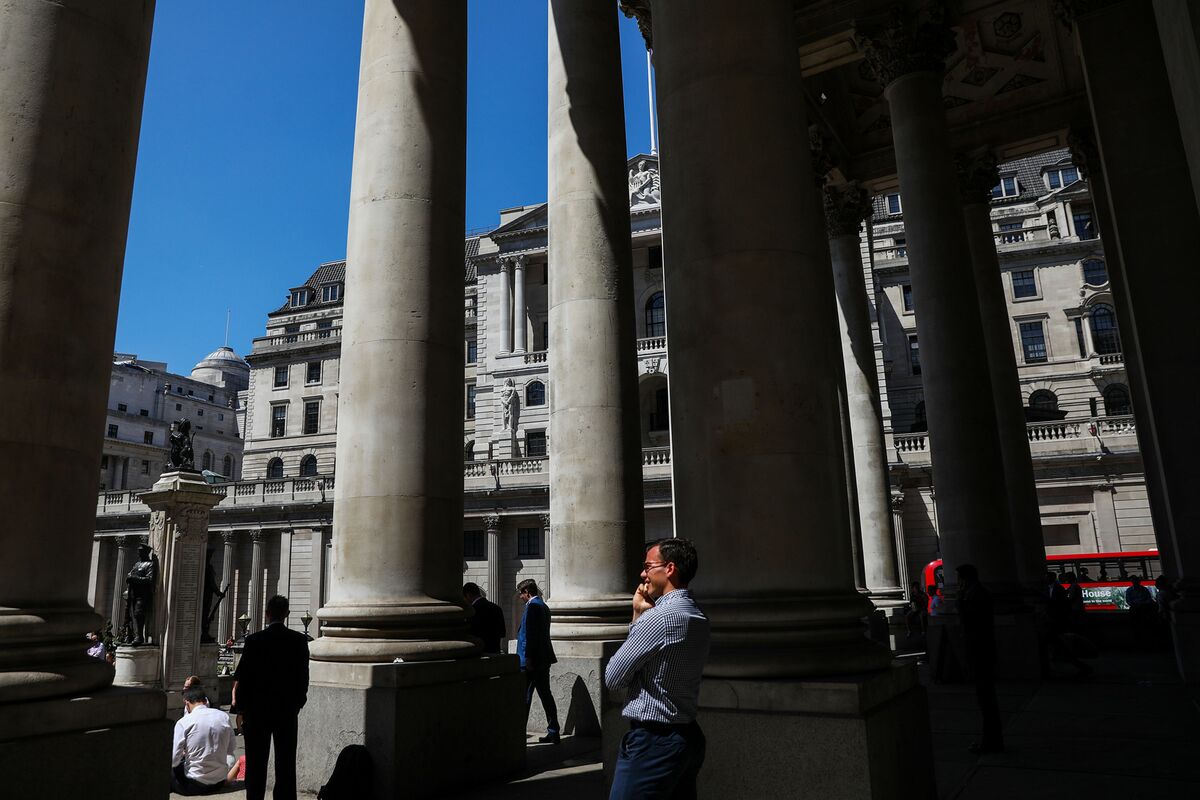 Pound, U.K. Yields Rise as Traders Lift Bets on BOE Rate Hike - Bloomberg