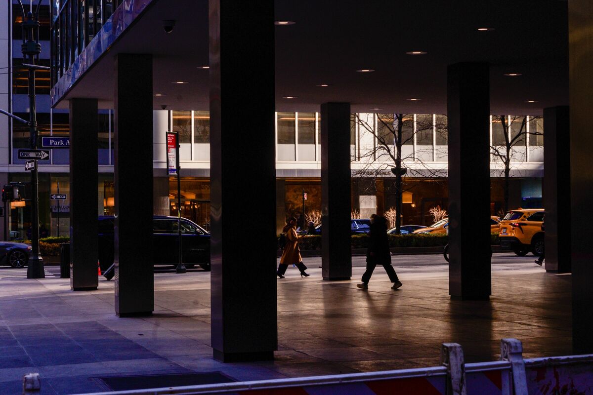 Trapped in Private Credit, Investors Wait to Pull Out $5 Billion - Bloomberg.com