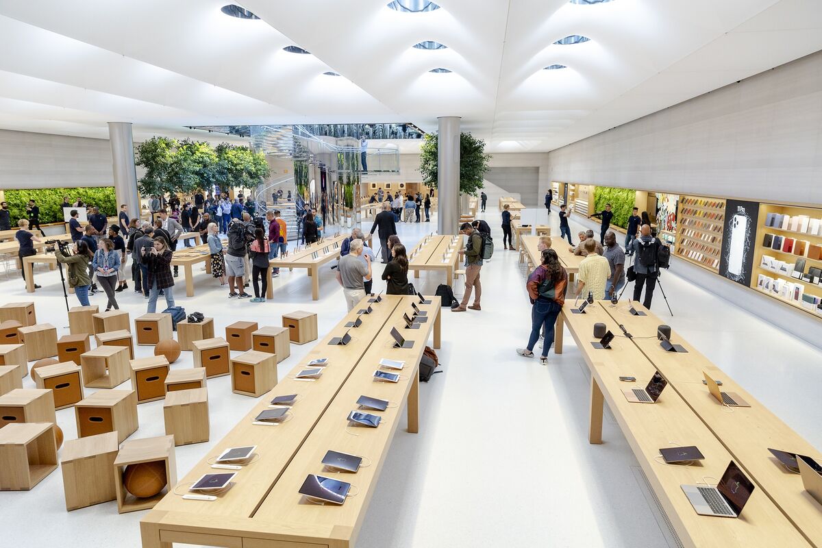 Apple S Fifth Avenue Facelift Addresses Hard To Shop Critique Bloomberg