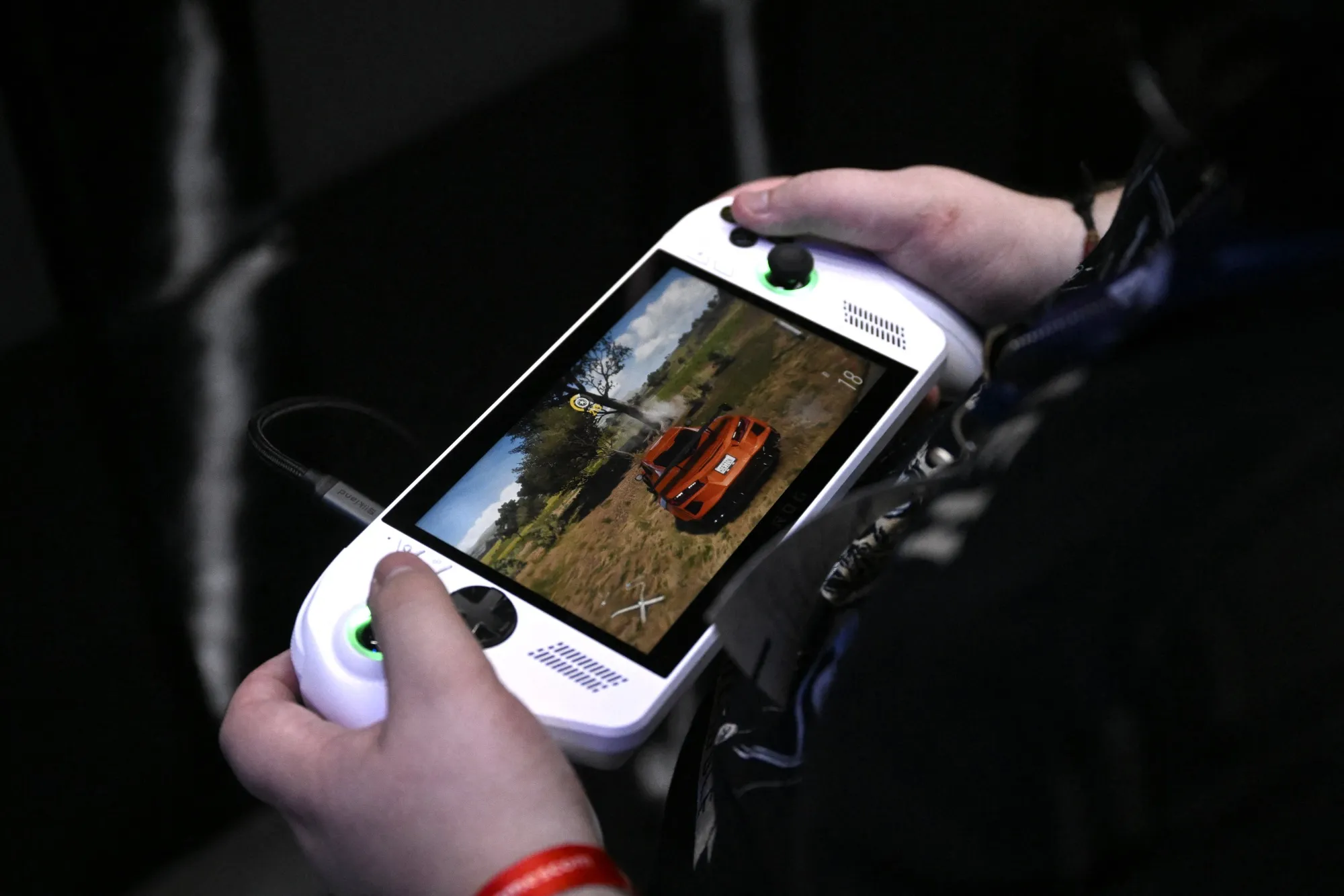 Asus Prepares Xbox Ally Gadget to Take Microsoft Gaming Mobile - Bloomberg